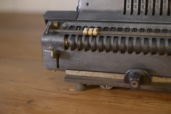 Ancienne calculatrice vintage 1960