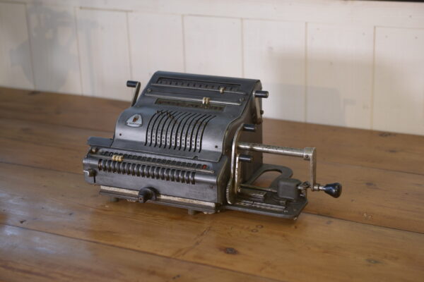 Ancienne calculatrice vintage 1960