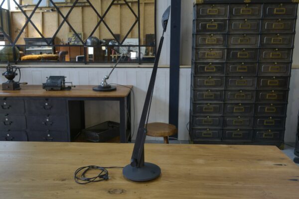 Lampe de bureau vintage modèle Lisa design italien Guiseppe Cardile pour Valenti 1980's