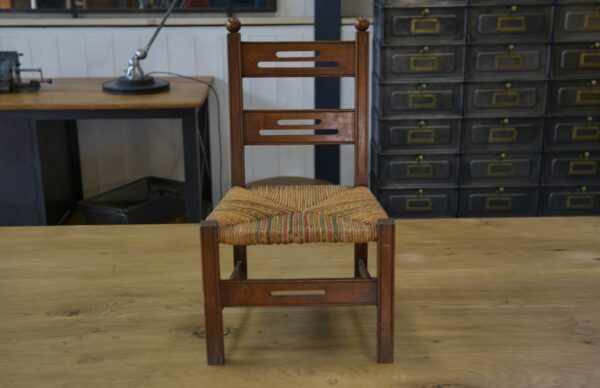 Chaise d'enfant en bois et assise en paille dans le goût de Charles Dudouyt 1950's