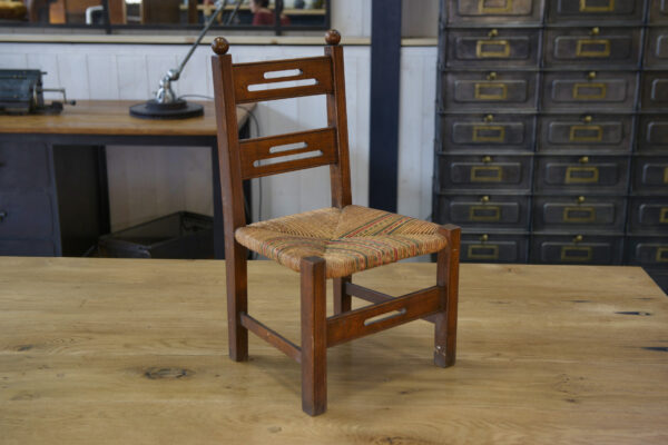 Chaise d'enfant en bois et assise en paille dans le goût de Charles Dudouyt 1950's