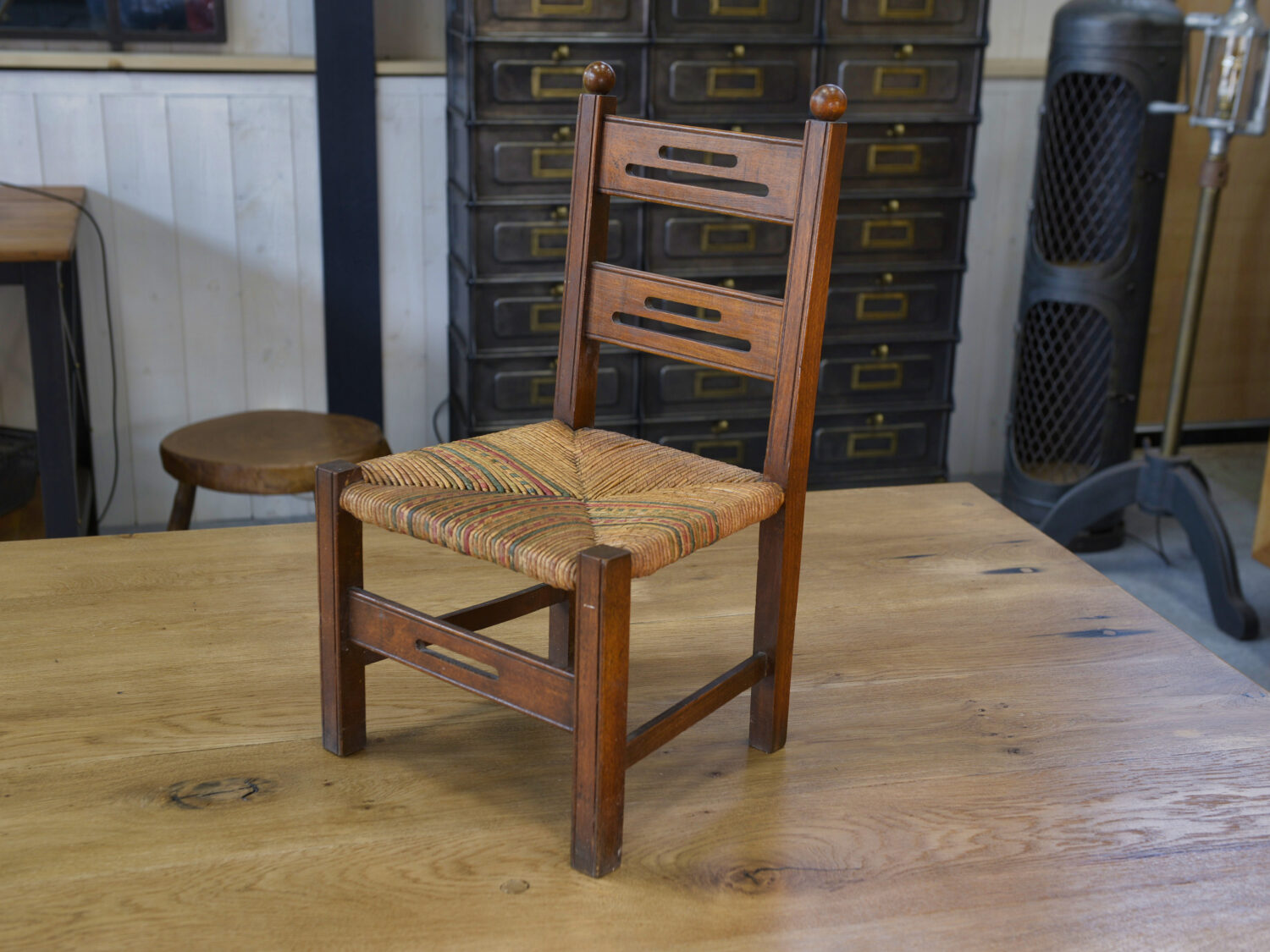 Chaise d'enfant en bois et assise en paille dans le goût de Charles Dudouyt 1950's