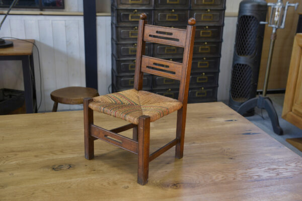 Chaise d'enfant en bois et assise en paille dans le goût de Charles Dudouyt 1950's