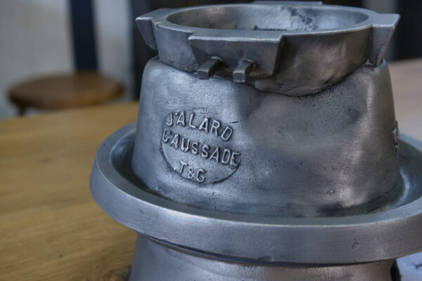 Ancien moule à chapeau en fonte d'aluminium Jalard à Caussade 1950's