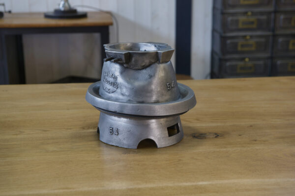 Ancien moule à chapeau en fonte d'aluminium Jalard à Caussade 1950's