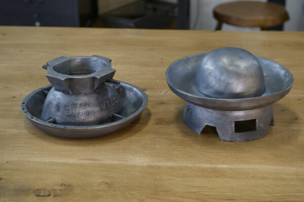 Ensemble de 2 moules à chapeau en fonte d'aluminium Jalard à Caussade 1950's