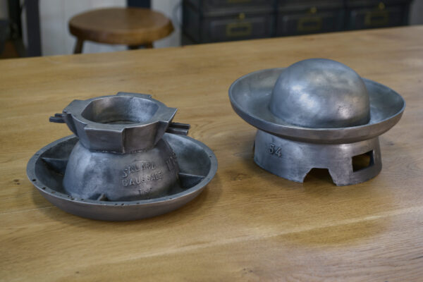 Ensemble de 2 moules à chapeau en fonte d'aluminium Jalard à Caussade 1950's