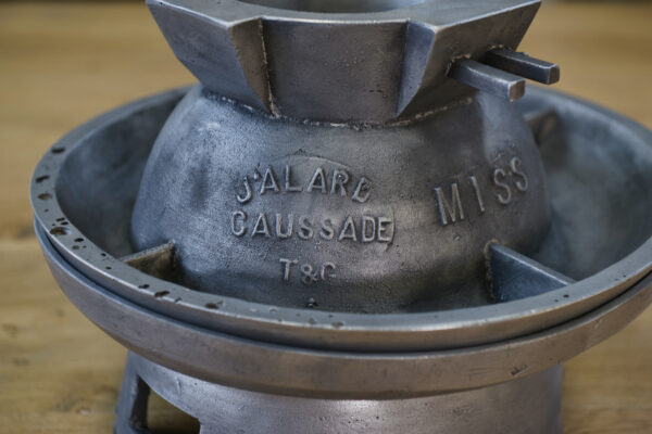 Ancien moule à chapeau en fonte d'aluminium Jalard à Caussade 1950's
