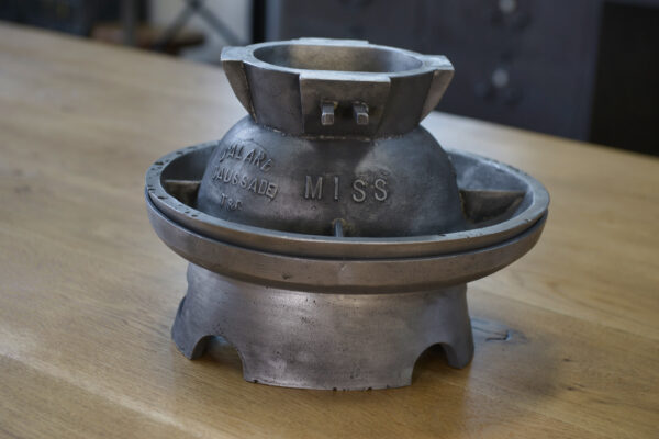 Ancien moule à chapeau en fonte d'aluminium Jalard à Caussade 1950's