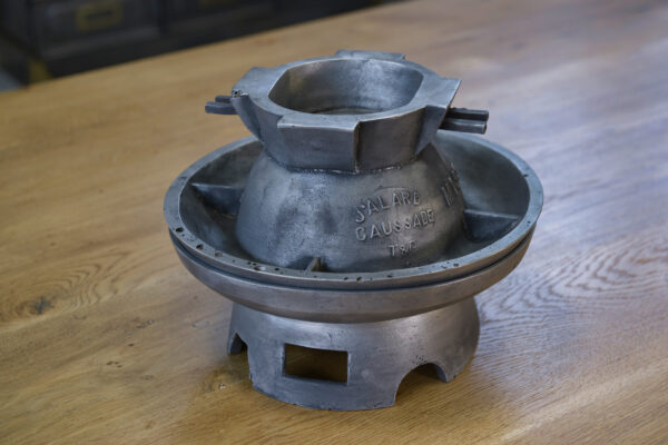 Ensemble de 2 moules à chapeau en fonte d'aluminium Jalard à Caussade 1950's