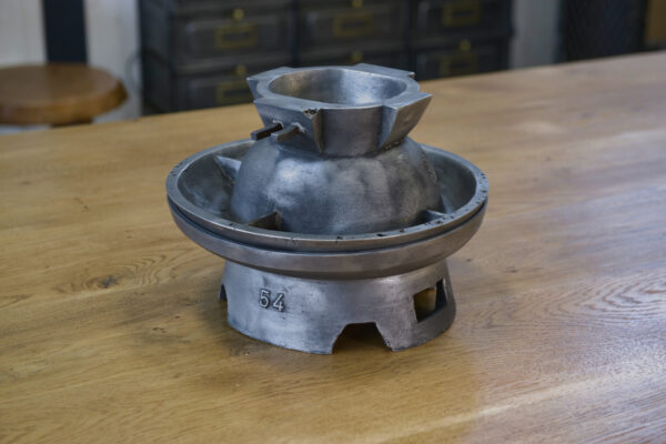 Ancien moule à chapeau en fonte d'aluminium Jalard à Caussade 1950's
