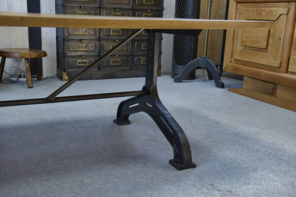 Grande table industrielle pieds "baleine" en fonte plateau en chêne massif 1950's