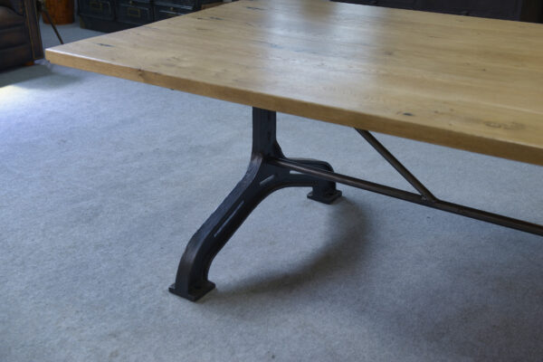 Grande table industrielle pieds "baleine" en fonte plateau en chêne massif 1950's