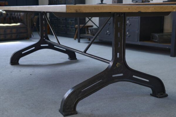 Grande table industrielle pieds "baleine" en fonte plateau en chêne massif 1950's