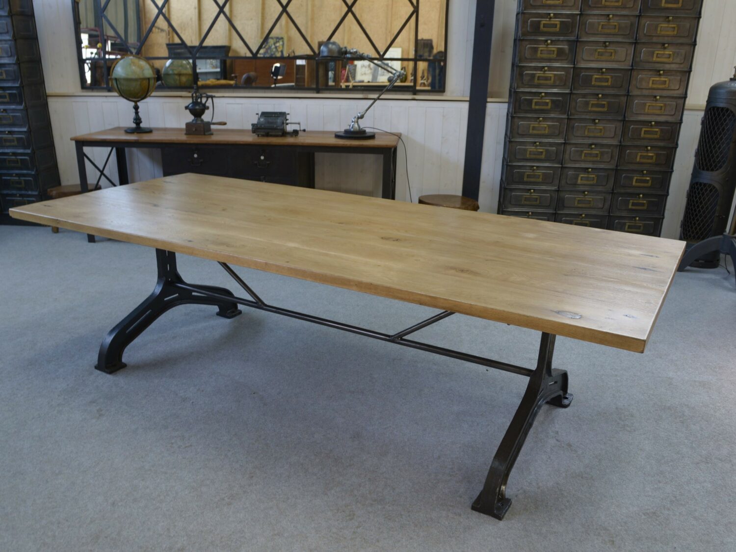 Grande table industrielle pieds "baleine" en fonte plateau en chêne massif 1950's