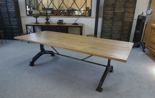 Grande table industrielle pieds "baleine" en fonte plateau en chêne massif 1950's
