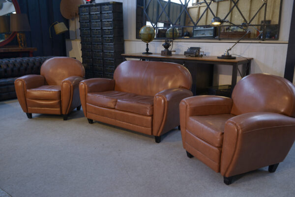 Ensemble canapé 2 places et 2 fauteuils club en simili cuir Camel 1980's