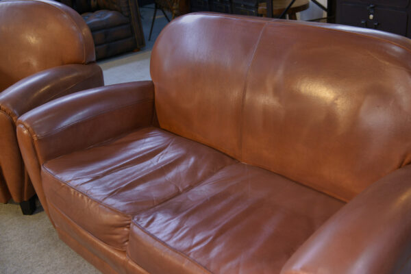 Ensemble canapé 2 places et 2 fauteuils club en simili cuir Camel 1980's