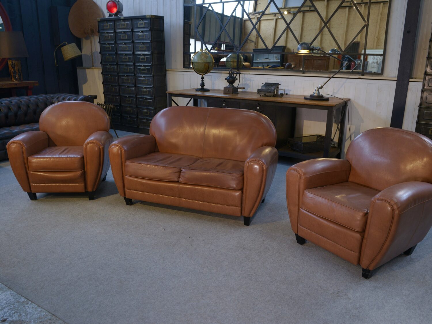 Ensemble canapé 2 places et 2 fauteuils club en simili cuir Camel 1980's