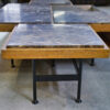 Table basse piètement acier avec encadrement en chêne et marbre gris 1970s