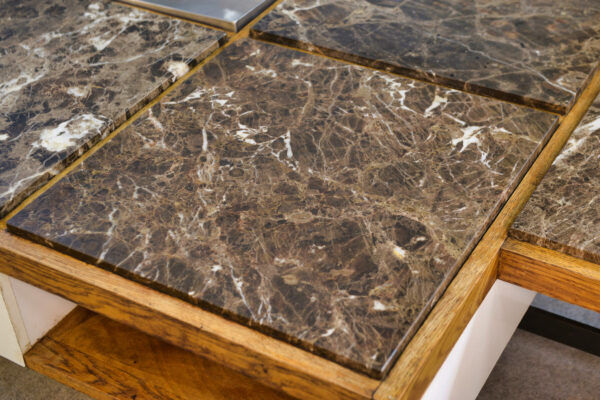 Table basse piètement acier avec encadrement en chêne et marbre gris 1970s