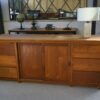 Grand buffet en teck 6 tiroirs et 2 portes coulissantes