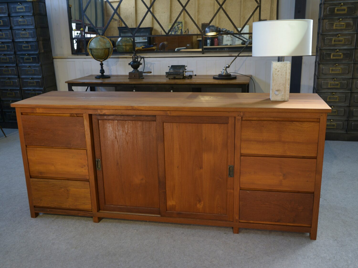 Grand buffet en teck 6 tiroirs et 2 portes coulissantes