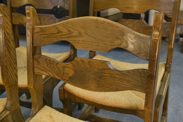 Ensemble de 6 chaises en chêne massif et assises en paille Guillerme et Chambron 1950's