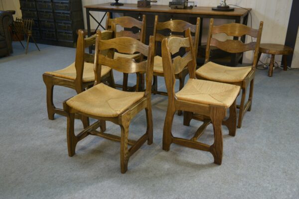 Ensemble de 6 chaises en chêne massif et assises en paille Guillerme et Chambron 1950's