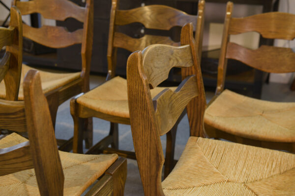 Ensemble de 6 chaises en chêne massif et assises en paille Guillerme et Chambron 1950's