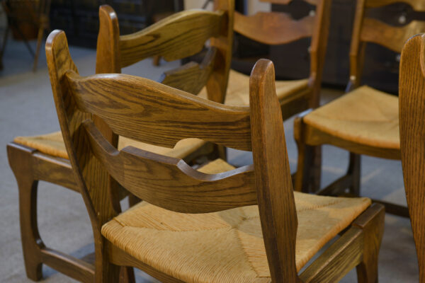 Ensemble de 6 chaises en chêne massif et assises en paille Guillerme et Chambron 1950's
