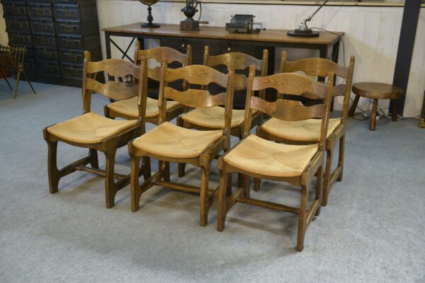 Ensemble de 6 chaises en chêne massif et assises en paille Guillerme et Chambron 1950's
