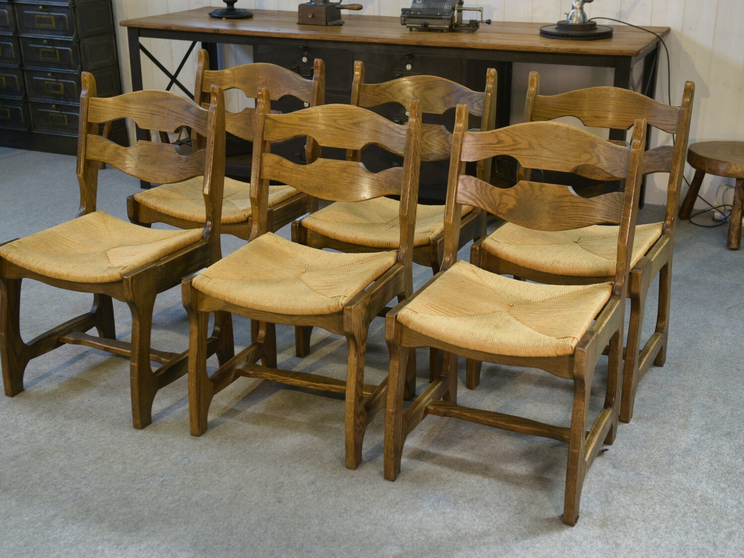 Ensemble de 6 chaises en chêne massif et assises en paille Guillerme et Chambron 1950's