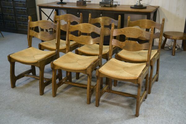 Ensemble de 6 chaises en chêne massif et assises en paille Guillerme et Chambron 1950's
