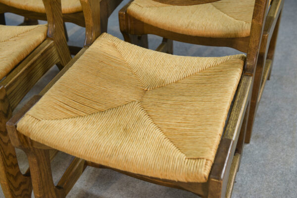 Ensemble de 6 chaises en chêne massif et assises en paille Guillerme et Chambron 1950's