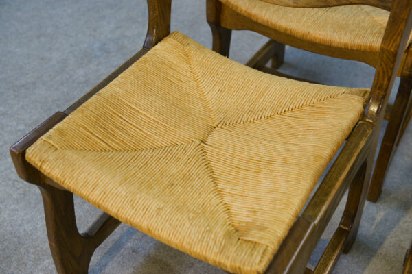 Ensemble de 6 chaises en chêne massif et assises en paille Guillerme et Chambron 1950's