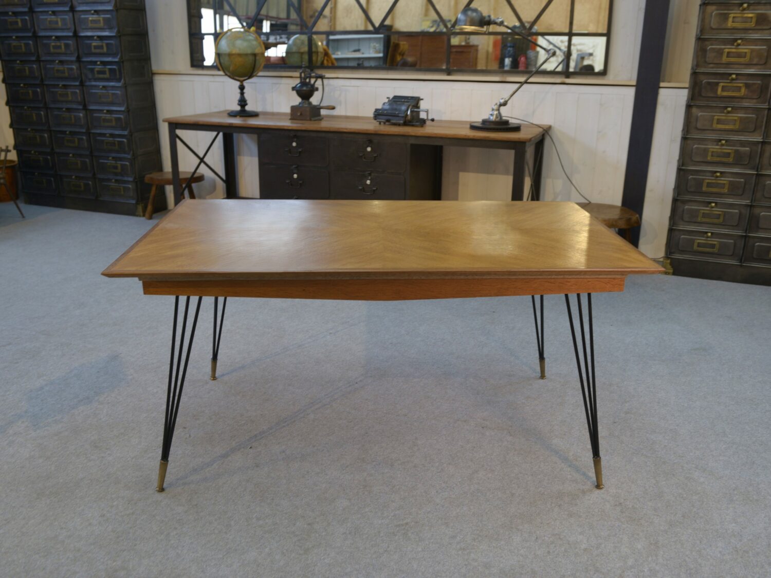 Table en chêne et pied en fonte et bronze design italien 1960's