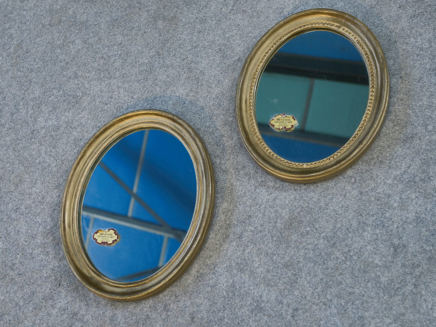 Paire de miroirs ovales vintage 1950's