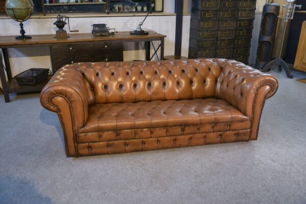 Canapé Chesterfield capitonné fauve
