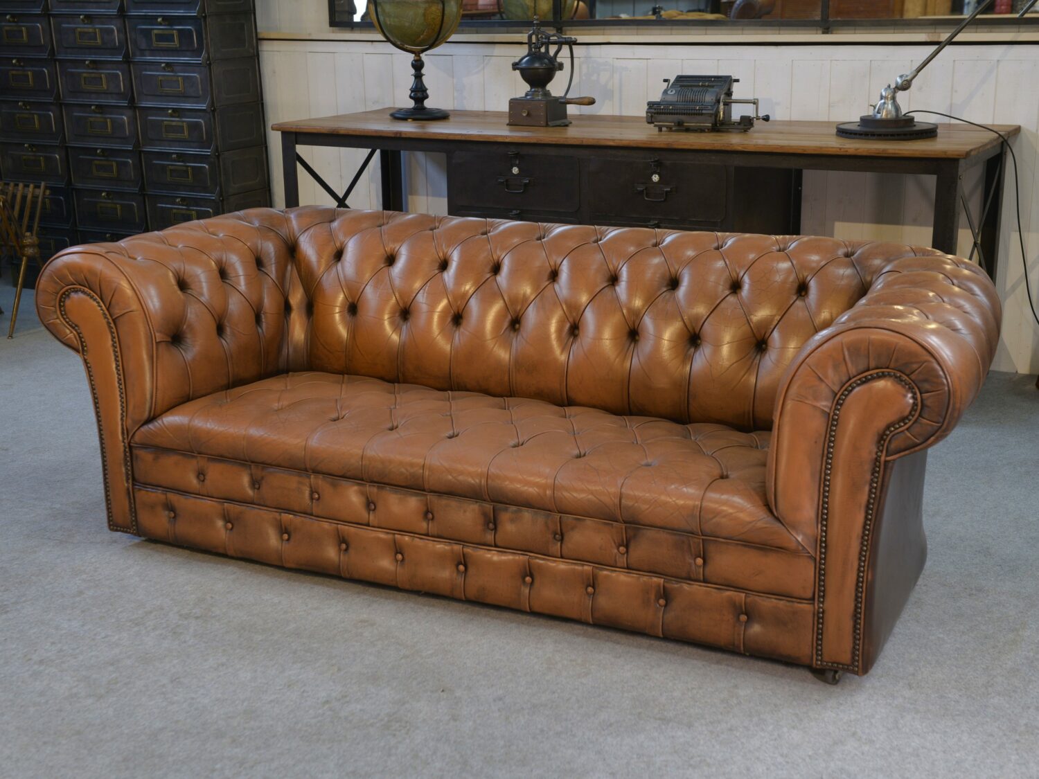 Canapé Chesterfield capitonné fauve