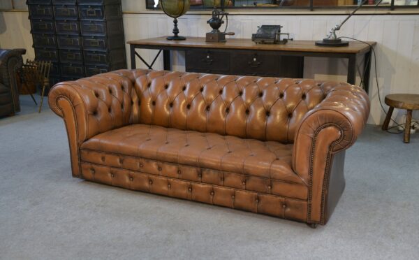 Canapé Chesterfield capitonné fauve