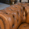Canapé Chesterfield capitonné fauve