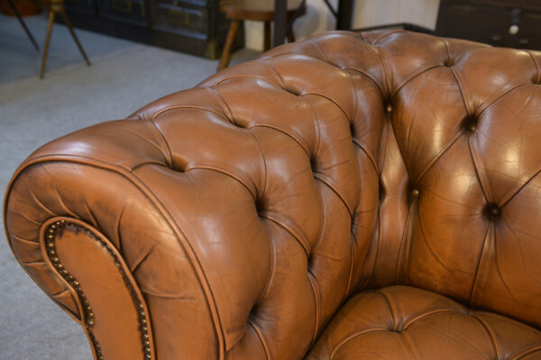Canapé Chesterfield capitonné fauve