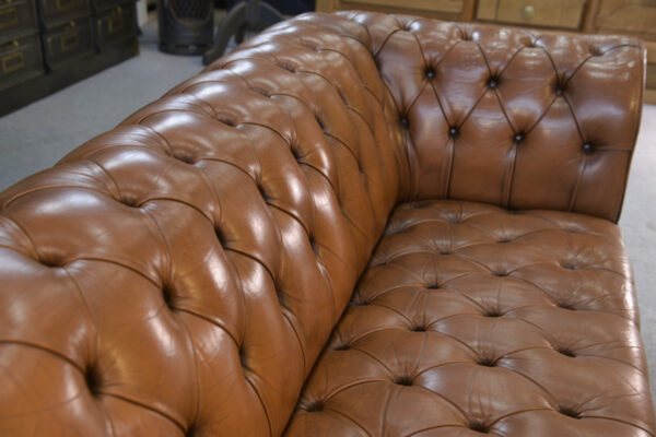 Canapé Chesterfield capitonné fauve