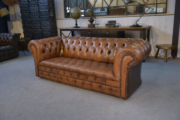 Canapé Chesterfield capitonné fauve