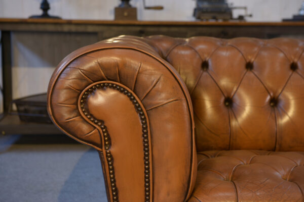 Canapé Chesterfield capitonné fauve