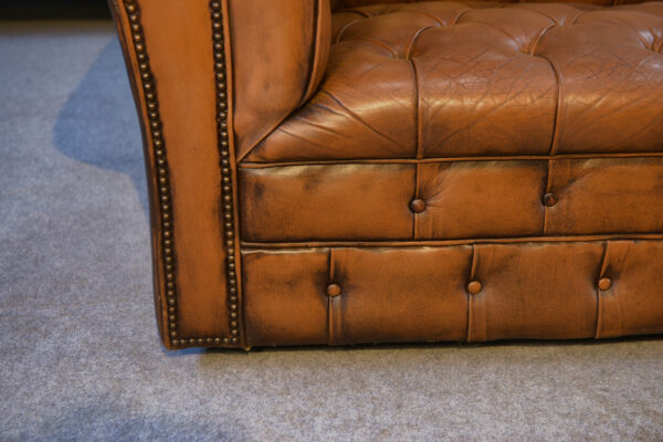 Canapé Chesterfield capitonné fauve