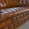 Canapé Chesterfield capitonné fauve