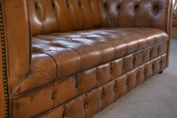 Canapé Chesterfield capitonné fauve