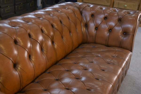 Canapé Chesterfield capitonné fauve